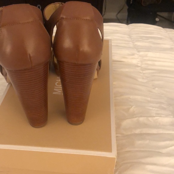 051.Michael Kors Berkeley T- Strap Sandals - Picture 2 of 6